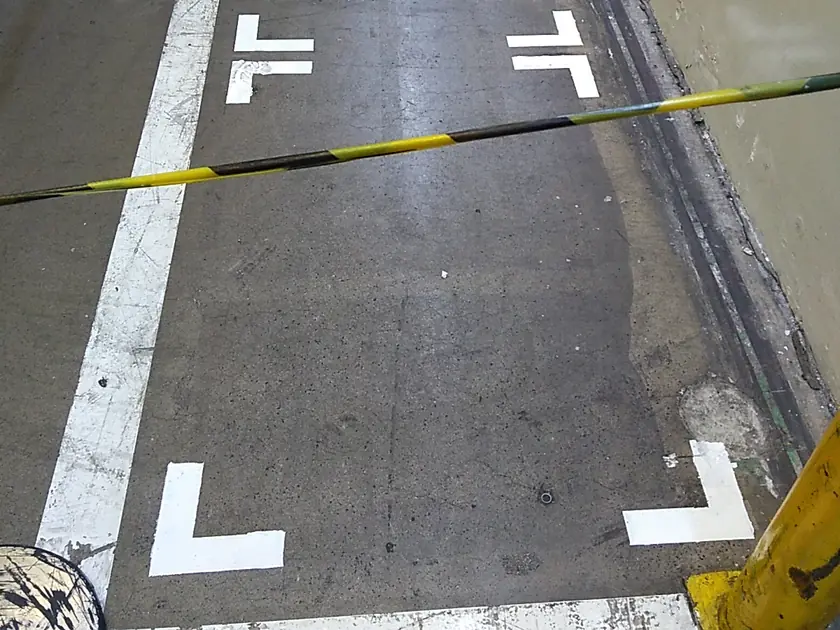 Demarcação de vaga pintada em piso externo de área industrial