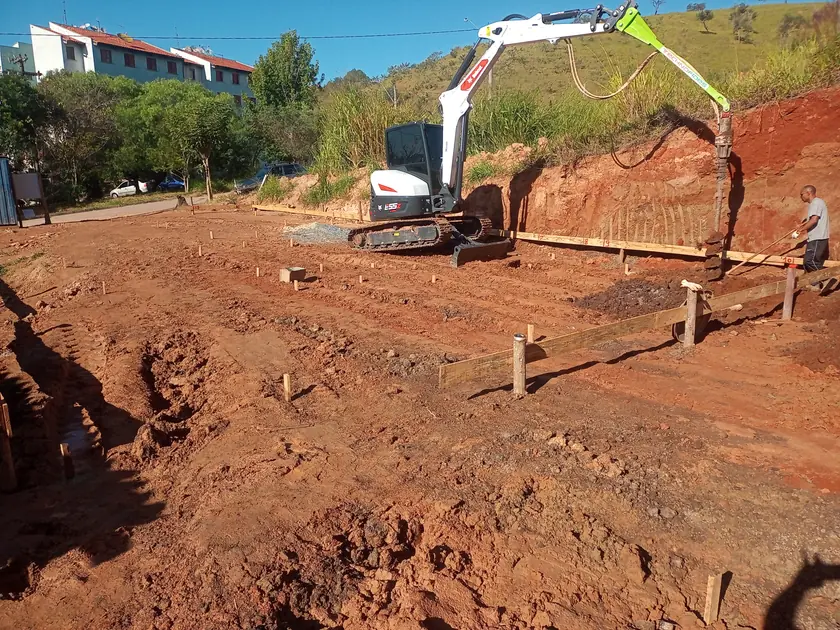 Escavadeira preparando o terreno para a fundação