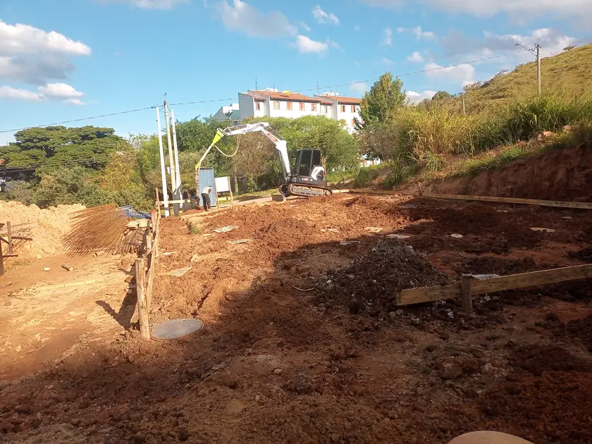 Movimentação de terra com máquina em terreno de obra