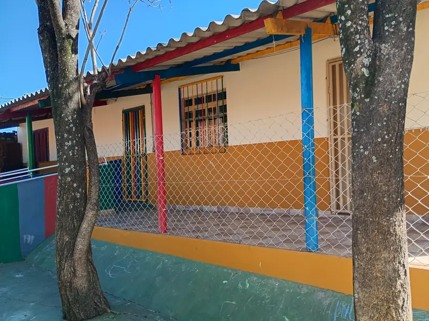 Fachada de escola depois da pintura