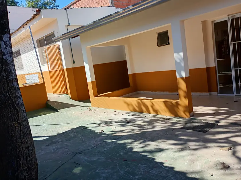 Fachada lateral de escola com pintura em dois tons