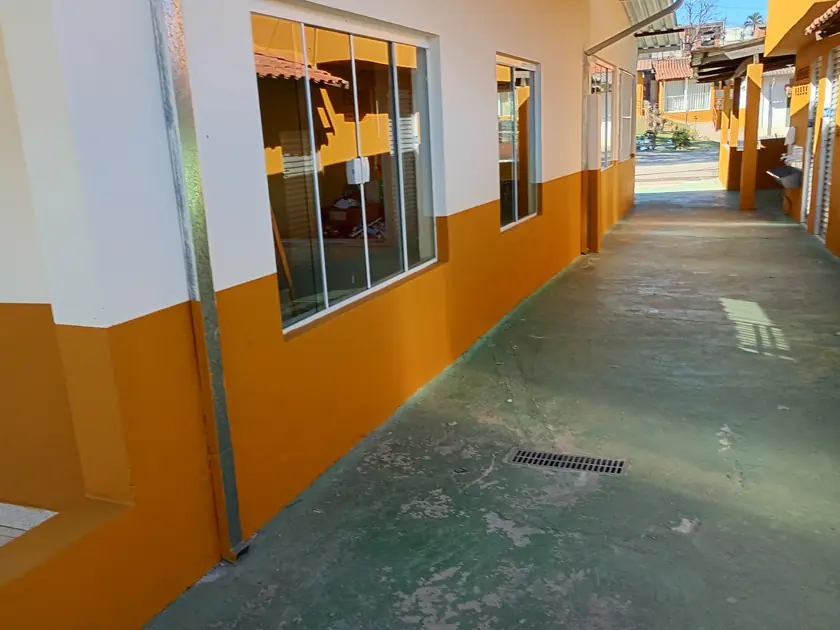 Corredor externo de escola depois da pintura