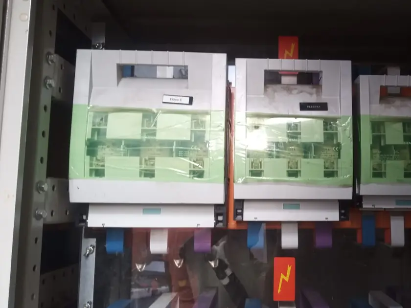 Quadros de distribuição elétrica instalados lado a lado