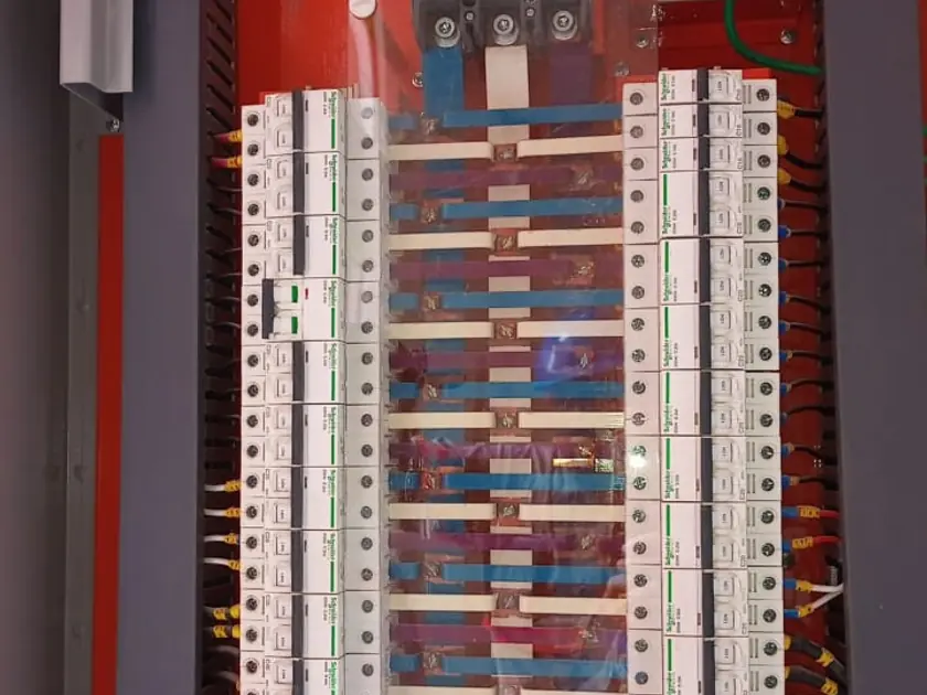 Quadro elétrico com barramento e disjuntores organizados
