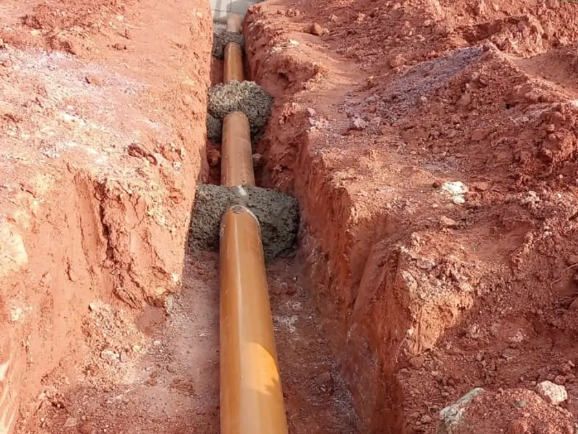 Tubulação de esgoto assentada em vala