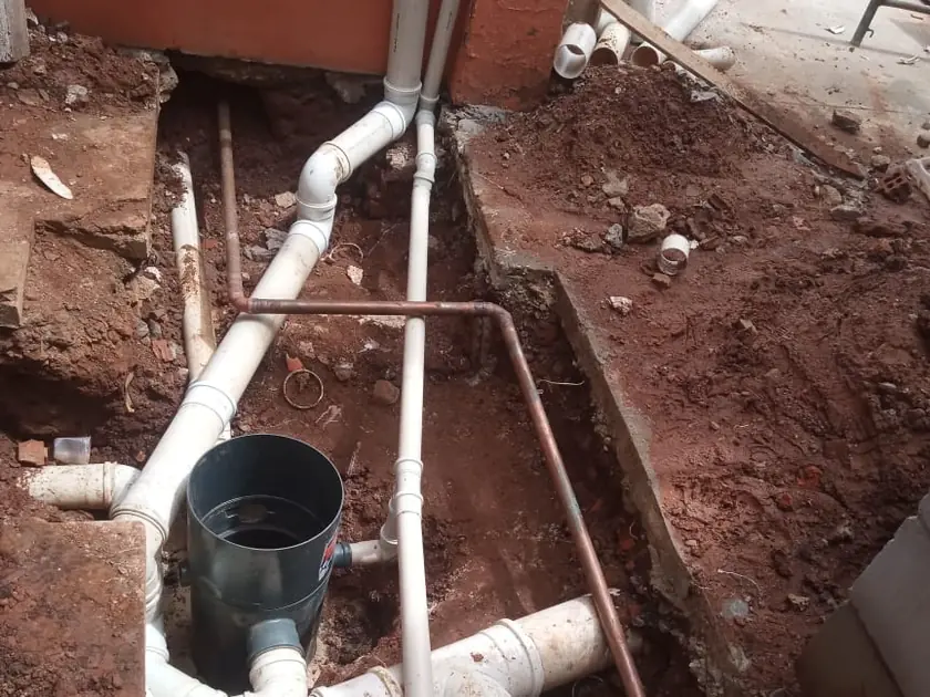 Tubulação hidráulica com caixa de inspeção instalada