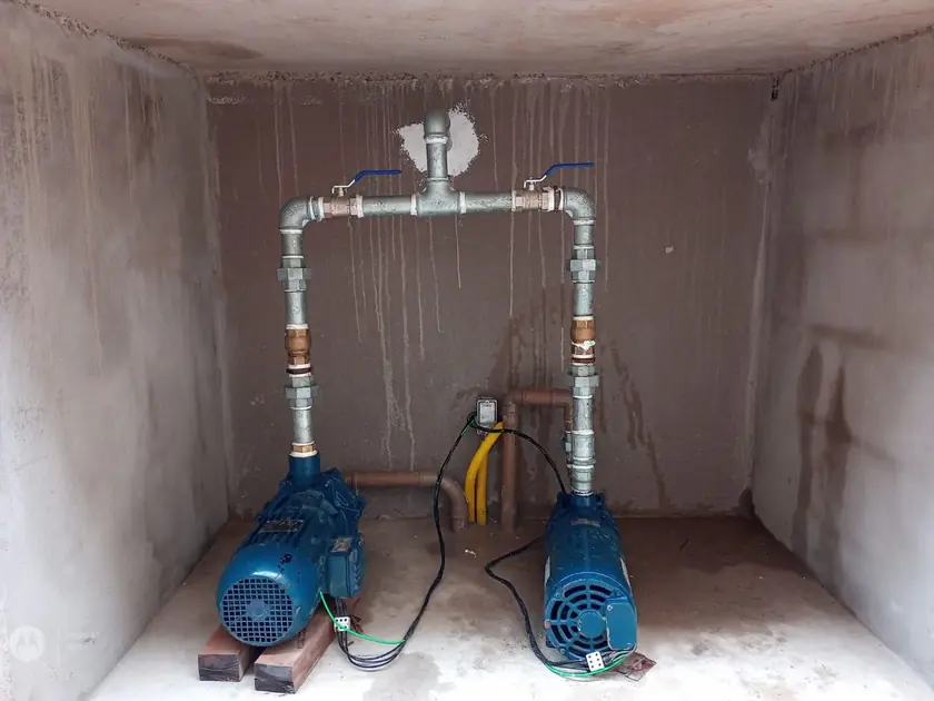 Casa de bombas com conjunto motobomba instalado