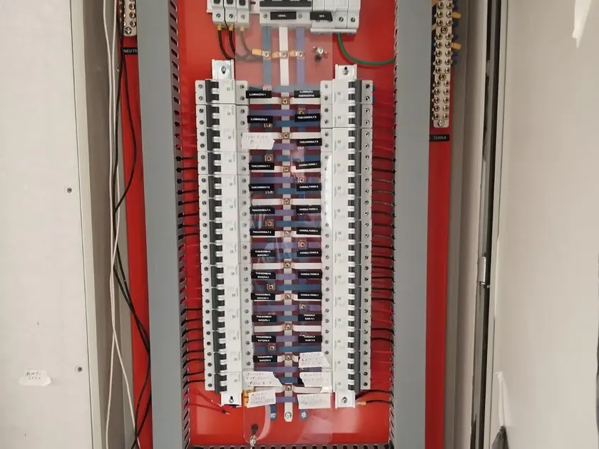 Quadro elétrico geral montado e identificado