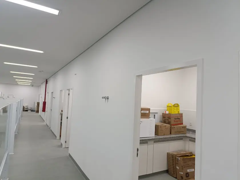 Corredor interno de clínica depois da obra