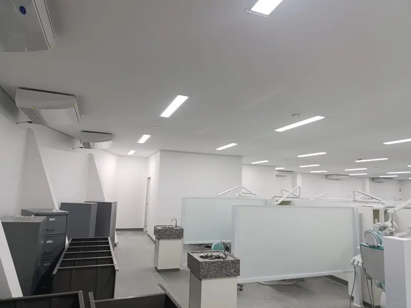 Boxes de atendimento com equipamentos instalados