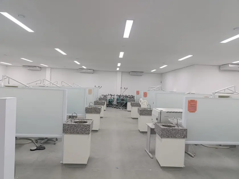 Ambiente clínico entregue com bancadas e divisórias